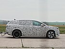 �pioná�ní snímky prototypu sedmimístného elektrického SUV �kody vycházejícího...