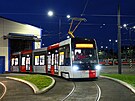 Pra�sk� dopravn� podnik uvedl do zku�ebn�ho provozu zbrusu novou tramvaj typu...