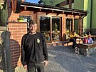 Lubo Jadrnek ped svoj hospodou a pivovarem v Nmti na Han. Podnik se...
