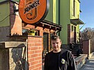 Lubo Jadrnek ped svoj hospodou a pivovarem v Nmti na Han. Podnik se...