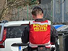 Policist dnes po poledni vyjdli do firmy v Jloviti u Prahy k postelenmu...