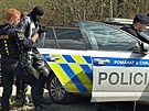 Policist dnes po poledni vyjdli do firmy v Jloviti u Prahy k postelenmu...