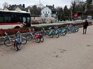 Po Liberci znovu vyjela sd�len� kola, nov� jsou zdarma na p�l hodiny