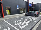 Parkovac msta vyhrazen jen pro eny v novm obchodnm centru na okraji...