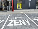 Parkovac msta vyhrazen jen pro eny v novm obchodnm centru na okraji...