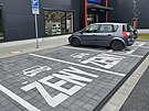Parkovac msta vyhrazen jen pro eny v novm obchodnm centru na okraji...