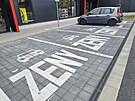 Parkovac msta vyhrazen jen enm v novm obchodnm centru na okraji...