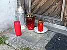 P�ed domem ve Vlachov� B�ez�, kde k trag�dii do�lo, ho�� sv��ky.