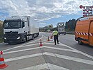 Provoz na D2 ve smru na Brno ochromil nik tekut sry z cisterny a nsledn...