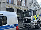 Policist podali cvien v budov esk nrodn banky. (14. dubna 2025)