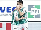 Jablonecký kapitán Nemanja Tekijaki objímá Petra evíka, který rozhodl zápas...