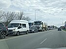 Kolona na vjezdu z eskch Budjovic. U sdlit Vltava ve smru na Psek....