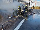 Dodvku pevejc autodly hasily ti jednotky hasi. (16. dubna 2025)
