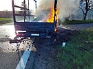 Dodvku pevejc autodly hasily ti jednotky hasi. (16. dubna 2025)