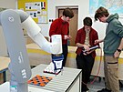 Studenti ovldaj robota pomoc panelu.