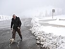 výcarské Alpy a ást Itálie potkal silný sníh a prudké det. Nkde se lidé...