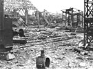 Nlet Brit na Plze 17. dubna 1945. Na snmku je znien vtopna na hlavnm...