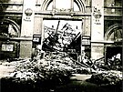 Nlet Brit na Plze 17. dubna 1945. Na snmku je odbavovac hala hlavnho...