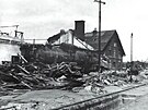 V noci na 17. dubna 1945 dopadaly bomby z vce ne dvou stovek bombardr na...