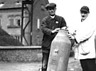 V noci na 17. dubna 1945 dopadaly bomby z vce ne dvou stovek bombardr na...