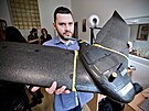 Doktorand Tom Kroupa ukazuje kdlo SenseFly eBee X, kter pomh vdcm z...
