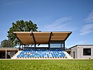 Trojici hmot z betonových tvárnic dopluje tribuna s kabinou hlasatele a sklady...