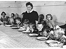 Stravovac akce pro dti v roce 1943.