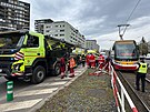 Nehoda osobnho auta a tramvaje v Olansk ulici v Praze. (13. dubna 2025)