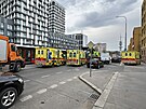 Nehoda osobnho auta a tramvaje v Olansk ulici v Praze. (13. dubna 2025)