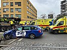 Nehoda osobnho auta a tramvaje v Olansk ulici v Praze. (13. dubna 2025)