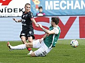 Jablonecký Martin Cedidla a Jan Trédl z Pardubic v souboji o mí.