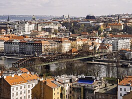 Výhledy ze stavby nového sídla �eské spo�itelny. Vid�t je na �elezni�ní most i...