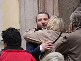 Poslední rozlou�ení s Ani�kou Slová�kovou je u konce. Na snímku bratr Felix...