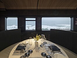 Je to skute�ná restaurace na kolejích. Dohromady na palub� t�í vagon�...