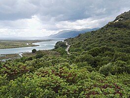 Poloostrov Ksamil odd�luje Jónské mo�e od Butrintského jezera. Na jeho...