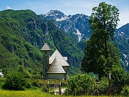 Thethi le�í na úplném severu, blízko Kosova a �erné Hory, v poho�í Prokletije....