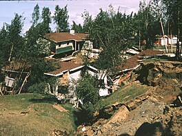 Zem�t�esení krajinu rozvrásnilo puklinami, p�dními posuny.