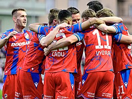 Fotbalisté Plzn se radují z gólu.
