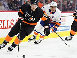 Obránce Travis Sanheim z Philadelphie s pukem v utkání proti Islanders