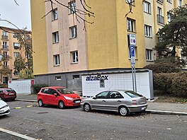 Výdejní boxy spole�ností Alza a Zásilkovna v ulici Na padesátém v Praze....
