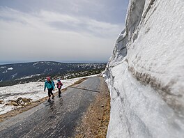 Cyklisté a pí turisté si i pes silný vítr uívají výlet okolo Luní boudy v...