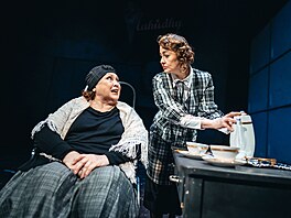 Na�a Konvalinková a Andrea �erná ve vinohradské adaptaci Morn�tajnové románu...