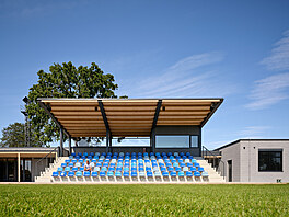 Trojici hmot z betonových tvárnic dopluje tribuna s kabinou hlasatele a sklady...
