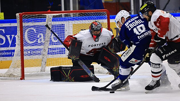 Adam Zbo�il z Komety se tla�� p�ed branku Sparty. Josef Ko�en�� akci pozorn�...