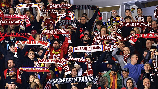 Spokojen� fanou�ci Sparty v Brn� p�i �est�m semifin�lov�m duelu.