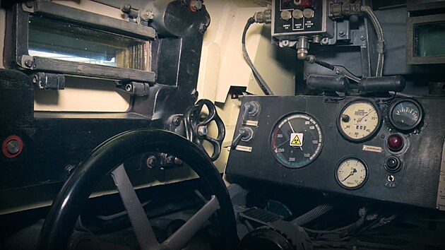Vlevo je vidět úzký průzor řidiče tanku Tiger a volant. Vpravo pak je palubní deska s otáčkoměrem, rychloměrem, tlakoměrem oleje a teploměrem chladící kapaliny. Dále pak červená kontrolka zapalovaní, tlačítko elektrického startéru a otvor pro klíč.
