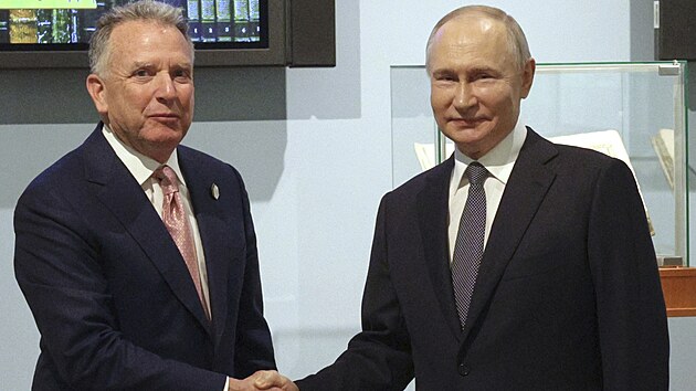 Rusk prezident Vladimir Putin si podv ruku se zvltnm vyslancem americkho prezidenta Donalda Trumpa Stevem Witkoffem bhem setkn v ruskm Petrohrad. (11. dubna 2025)