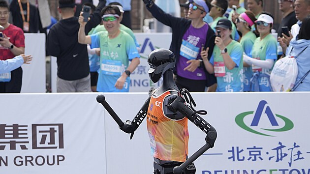 V ��nsk�m Pekingu se na start p�lmaratonu postavili vedle lid� poprv� tak� roboti. (19. dubna 2025)