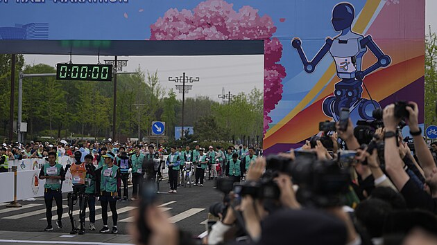 V ��nsk�m Pekingu se na start p�lmaratonu postavili vedle lid� poprv� tak� roboti. (19. dubna 2025)