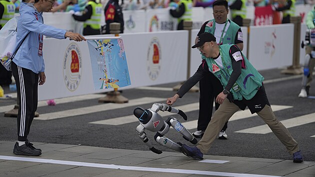 V ��nsk�m Pekingu se na start p�lmaratonu postavili vedle lid� poprv� tak� roboti. (19. dubna 2025)